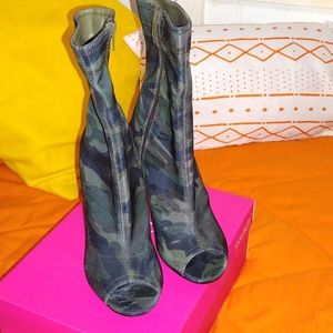 Camouflage Peep toe Booties